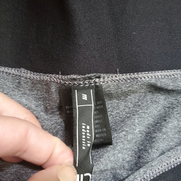 Live love run shorts size medium in gray and black - Picture 3 of 4